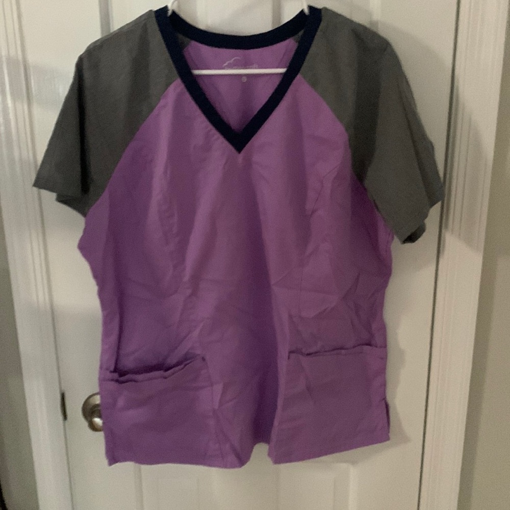 Uniform Advantage scrub top, L